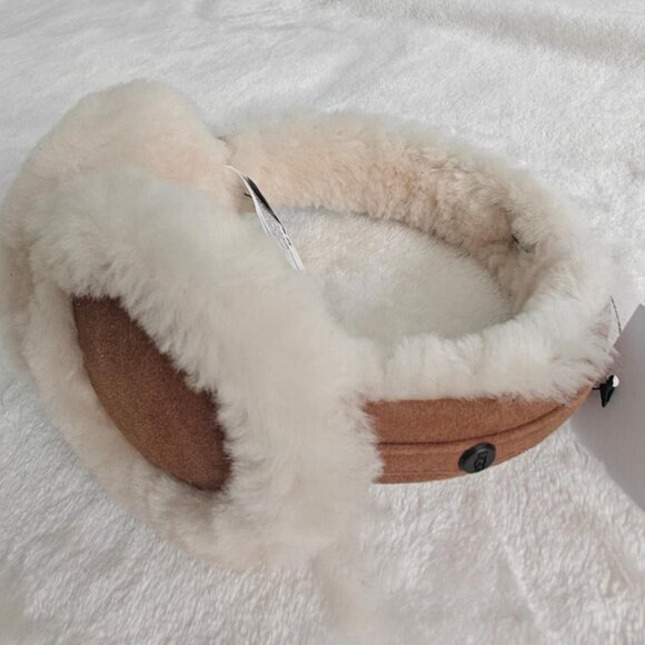 NWT UGG Classic Logo Genuine Dyed Shearling Earmuff - Picture 2 of 4
